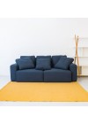 sofa-retratil-vincent-azul-marinho-ambientado-com-almofadas
