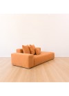 sofa-urbano-terracota-ambientado-vista-lateral-com-almofadas