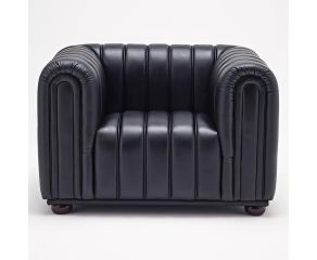 poltrona preta em couro e estrutura madeira